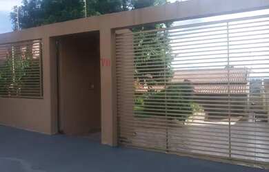 Imagem: A casa possui 2 Dormitórios, 2 Banheiros, 3 Vagas na garagem