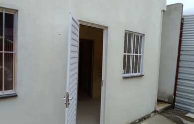 Imagem: A casa possui 1 Dormitório, 1 Banheiro, 1 Vaga na garagem