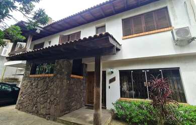 Imagem: A casa possui 4 Dormitórios, 3 Banheiros, 4 Vagas na garagem