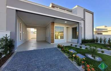 Imagem: A casa possui 3 Dormitórios, 2 Banheiros, 2 Vagas na garagem