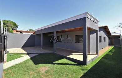 Imagem: A casa possui 3 Dormitórios, 3 Banheiros, 2 Vagas na garagem