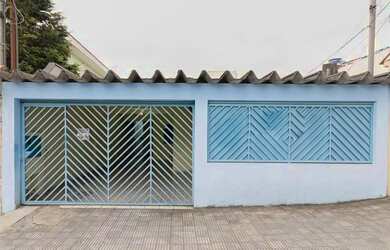 Imagem: A casa possui 3 Dormitórios, 2 Banheiros, 4 Vagas na garagem