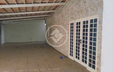Imagem: A casa possui 3 Dormitórios, 1 Banheiro, 3 Vagas na garagem