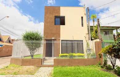 Imagem: A casa possui 3 Dormitórios, 3 Banheiros, 1 Vaga na garagem