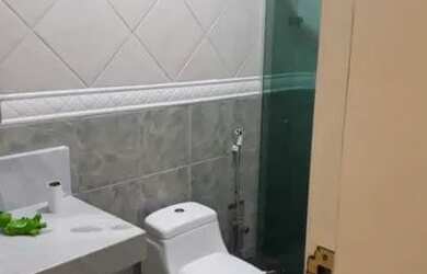 Imagem: A casa possui 4 Dormitórios, 5 Banheiros, 4 Vagas na garagem