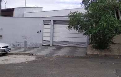 Imagem: A casa possui 3 Dormitórios, 3 Banheiros, 2 Vagas na garagem