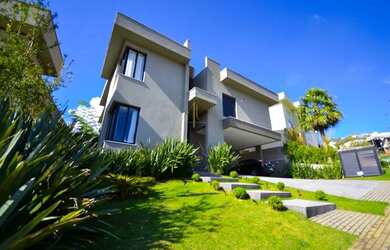 Imagem: A casa possui 4 Dormitórios, 5 Banheiros, 4 Vagas na garagem