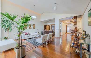 Imagem: A casa possui 5 Dormitórios, 4 Banheiros, 5 Vagas na garagem