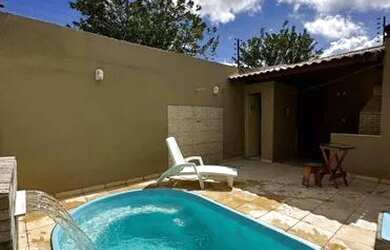 Imagem: A casa possui 3 Dormitórios, 2 Banheiros, 2 Vagas na garagem