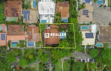 Imagem: A casa em condomínio possui 5 Dormitórios, 4 Banheiros, 940m²