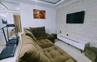 Imagem: A casa possui 2 Dormitórios, 1 Banheiro, 2 Vagas na garagem