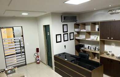 Imagem: O apartamento possui 1 Dormitório, 1 Banheiro, 1 Vaga na garagem