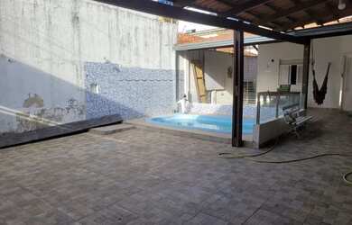 Imagem: A casa possui 5 Dormitórios, 4 Banheiros e 3 Vagas na garagem