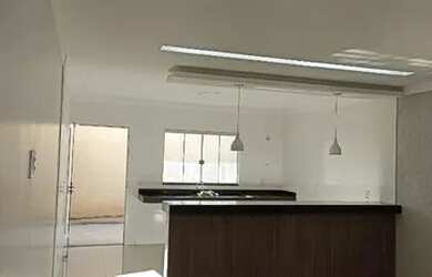 Imagem: A casa possui 3 Dormitórios, 3 Banheiros, 2 Vagas na garagem