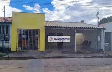 Imagem: A casa possui 3 Dormitórios, 3 Banheiros, 4 Vagas na garagem