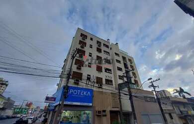 Imagem: O apartamento possui 1 Dormitório, 1 Banheiro, 1 Vaga na garagem