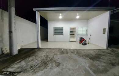 Imagem: A casa possui 2 Dormitórios, 1 Banheiro, 2 Vagas na garagem