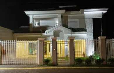 Imagem: A casa possui 3 Dormitórios, 3 Banheiros, 4 Vagas na garagem