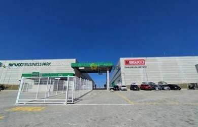 Imagem: O depósito possui 1 Vaga na garagem e 703m² de Área e está