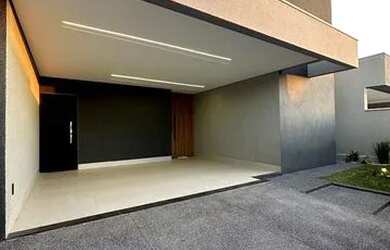 Imagem: A casa possui 3 Dormitórios, 2 Banheiros, 2 Vagas na garagem