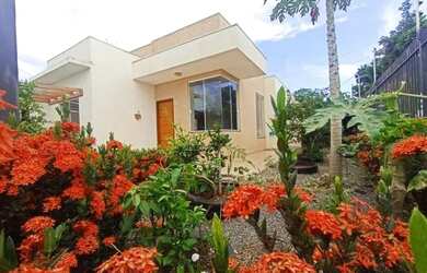 Imagem: A casa possui 2 Dormitórios, 2 Banheiros, 1 Vaga na garagem