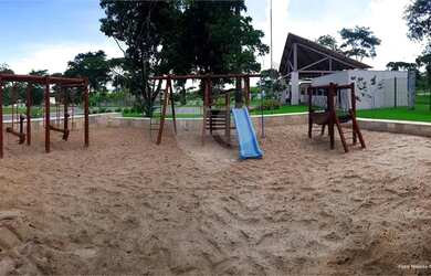 Imagem: A casa possui 4 Dormitórios, 5 Banheiros, 4 Vagas na garagem