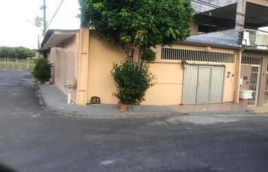 Imagem: A casa possui 3 Dormitórios, 3 Banheiros, 2 Vagas na garagem