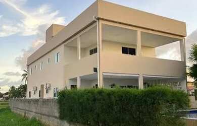 Imagem: A casa possui 5 Dormitórios, Acomodam 15 pessoas, 4 Vagas na