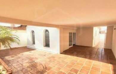 Imagem: A casa possui 3 Dormitórios, 1 Banheiro, 2 Vagas na garagem