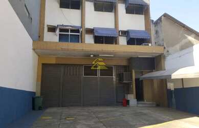 Imagem: O depósito possui 5 Vagas na garagem e 3200m² de Área e está