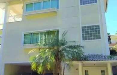 Imagem: A casa em condomínio possui 4 Dormitórios, 5 Banheiros, 2