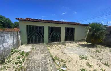 Imagem: A casa possui 3 Dormitórios, 2 Banheiros e está localizado