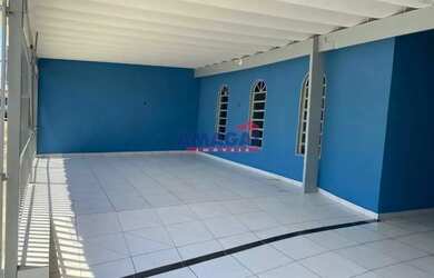 Imagem: A casa possui 3 Dormitórios, 1 Banheiro, 3 Vagas na garagem