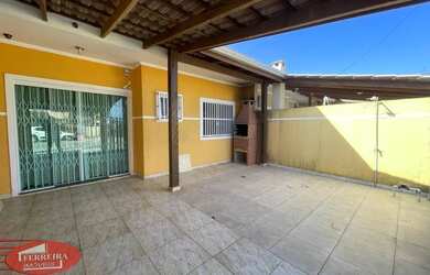 Imagem: A casa possui 2 Dormitórios, 2 Banheiros, 1 Vaga na garagem