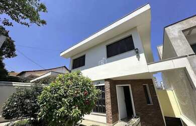 Imagem: A casa possui 4 Dormitórios, 5 Banheiros, 5 Vagas na garagem