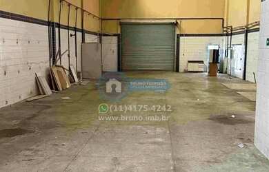 Imagem: O depósito possui 2 Vagas na garagem e 425m² de Área e está