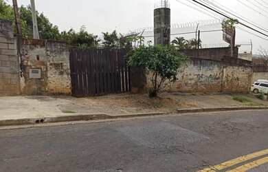 Imagem: A casa possui 1 Dormitório, 1 Banheiro, 5 Vagas na garagem