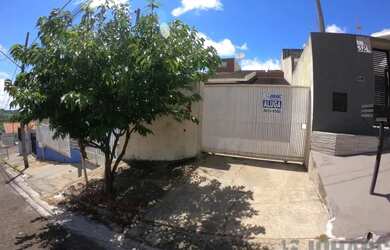 Imagem: A casa possui 3 Dormitórios, 1 Banheiro, 1 Vaga na garagem