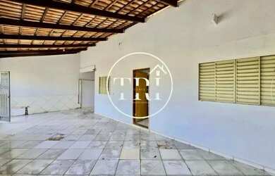 Imagem: A casa possui 3 Dormitórios, 1 Banheiro, 2 Vagas na garagem