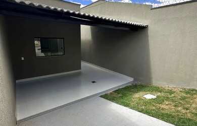 Imagem: A casa possui 3 Dormitórios, 1 Banheiro, 2 Vagas na garagem