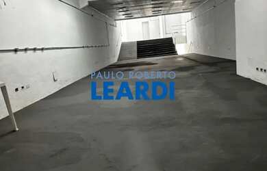 Imagem: O depósito possui 4 Vagas na garagem, 250m² de Área e está