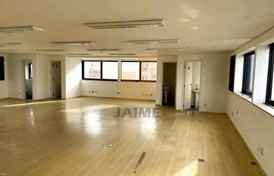 Imagem: O depósito possui 4 Vagas na garagem, 122m² de Área e está