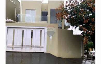 Imagem: A casa possui 3 Dormitórios, 3 Banheiros, 2 Vagas na garagem