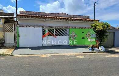 Imagem: A casa possui 3 Dormitórios, 1 Banheiro, 3 Vagas na garagem