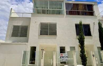 Imagem: A casa possui 3 Dormitórios, 4 Banheiros, 2 Vagas na garagem