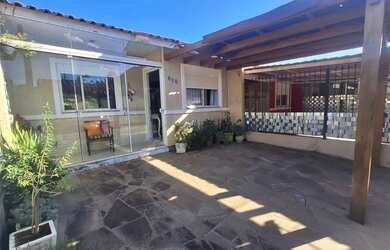 Imagem: A casa possui 2 Dormitórios, 1 Banheiro, 1 Vaga na garagem