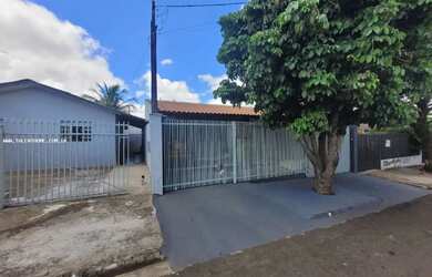 Imagem: A casa possui 4 Dormitórios, 3 Banheiros, 4 Vagas na garagem