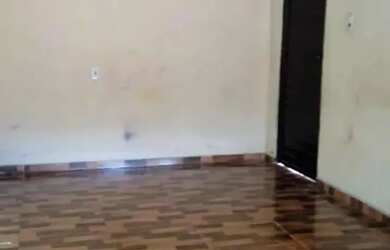 Imagem: A casa possui 1 Dormitório, 1 Banheiro, 1 Vaga na garagem