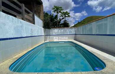 Imagem: A casa possui 3 Dormitórios, 2 Banheiros, 2 Vagas na garagem