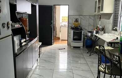 Imagem: A casa possui 4 Dormitórios, 2 Banheiros, 2 Vagas na garagem